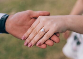 how to choose an engagement ring